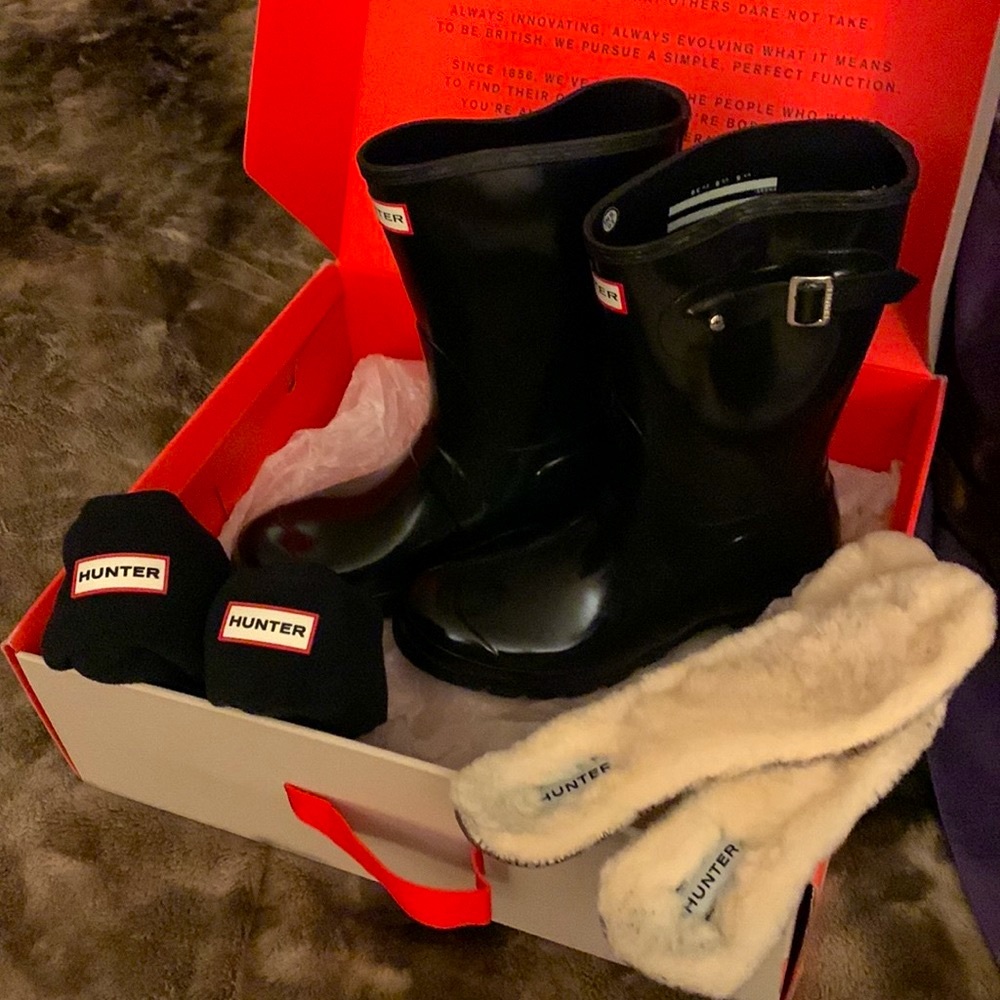 Set includes boots, fleece lining socks, luxury shearling insoles, & box.